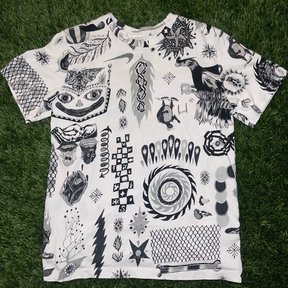 Mens Medium Nike White and Black Patterned Dri-Fit Tee Shirt